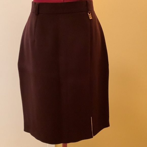 Lea Rome Elegant Women's Plum Blazer and Skirt Set - Picture 9 of 17